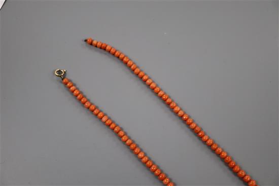 A single strand graduated coral bead necklace, clasp a.f., 49cm, gross weight 16 grams.